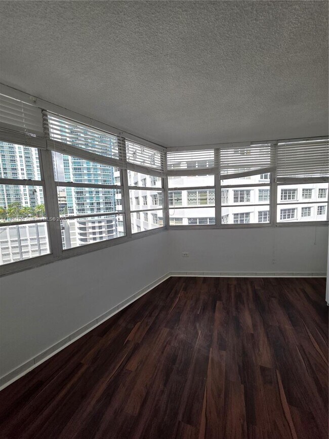 Building Photo - 905 Brickell Bay Dr