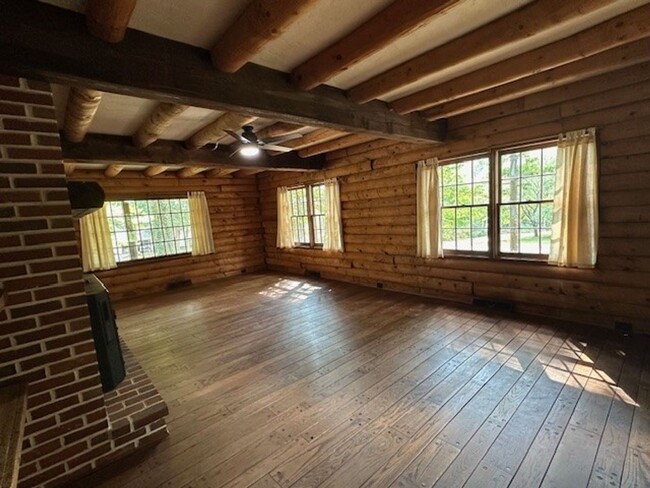 Building Photo - Country Charmer-4 Bedroom Log Home