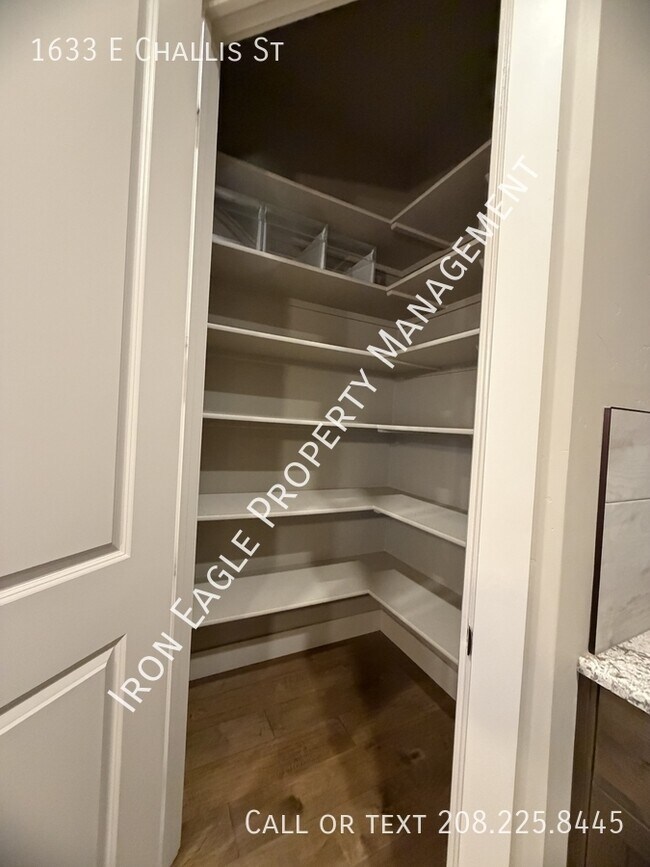 Building Photo - 1633 E Challis St