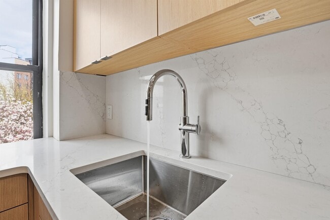 Building Photo - 233 1/2 Summit Ave