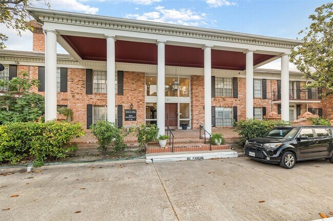 Building Photo - 2824 Briarhurst Dr