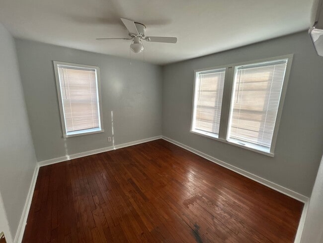 Building Photo - 406 E 10th St