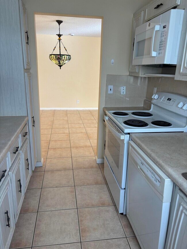 Building Photo - 707 High Point Blvd N