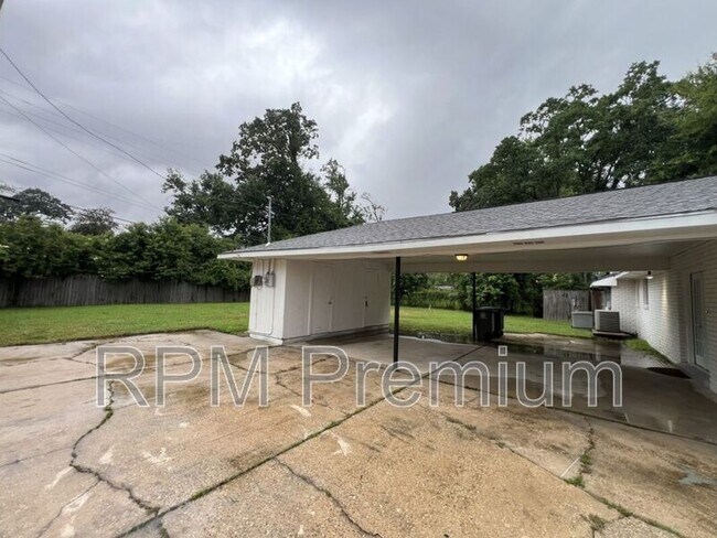 Building Photo - 464 Wilton Dr