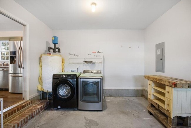 Building Photo - Adorable Richlands Home!