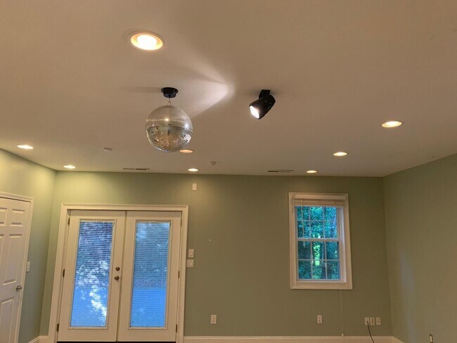 Building Photo - 350 Hollyberry Dr