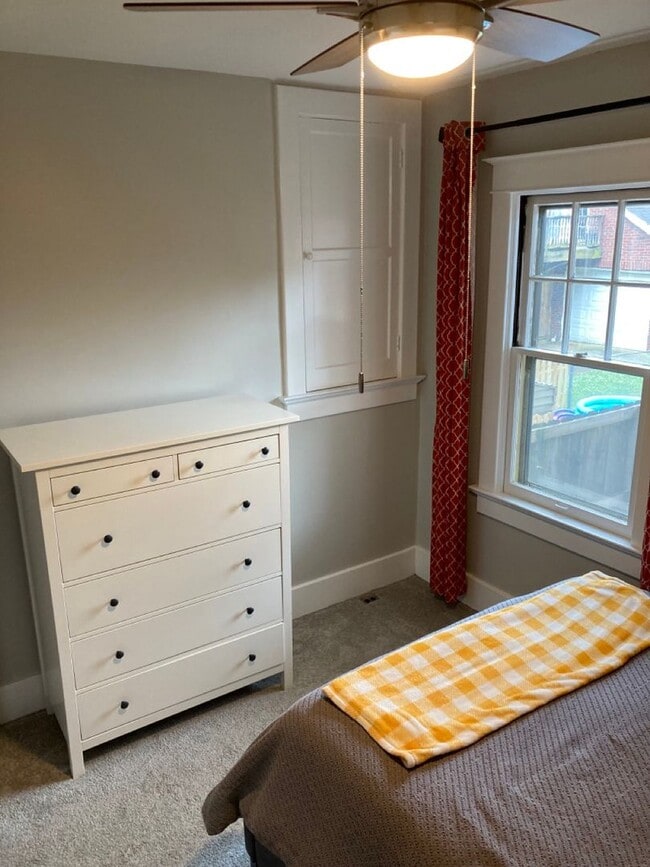 Building Photo - Crescent Hill  Charming Three Bedroom Bung...