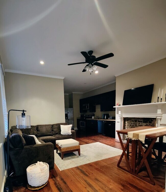 Building Photo - 109C