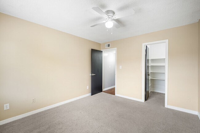 Building Photo - Affordable 3/2 in the Heart of Town And Co...