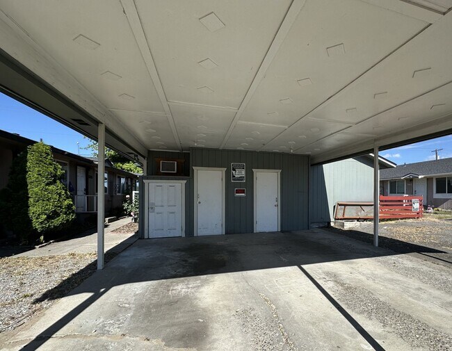Building Photo - L994