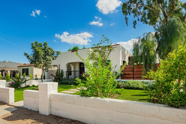Building Photo - Gorgeous 2-Bed, 2-Bath duplex in the Garfi...