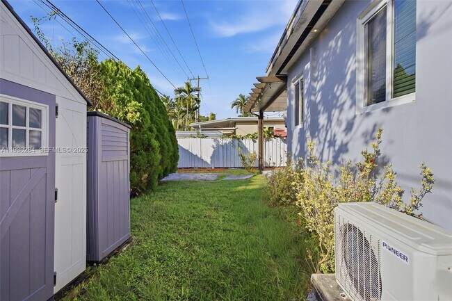 Building Photo - 2120 SW 16th St