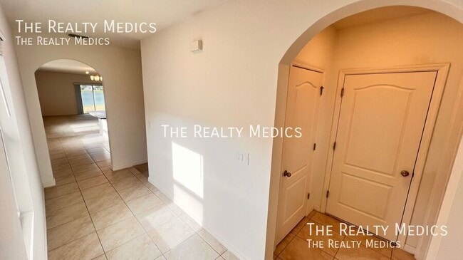 Building Photo - 522 Armoyan Wy