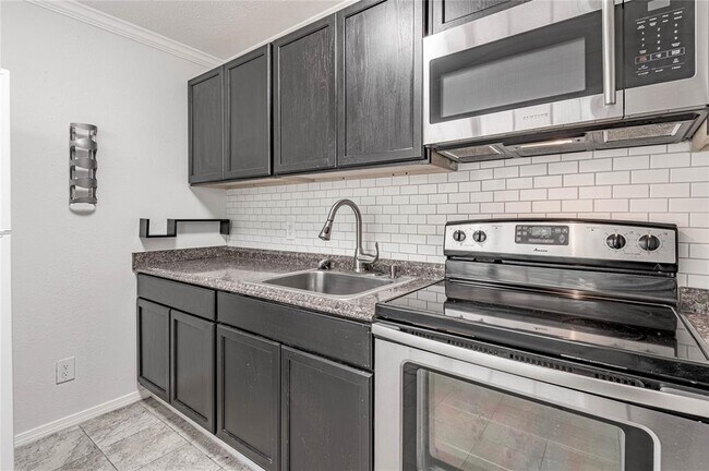 Building Photo - 2800 Lake Rd