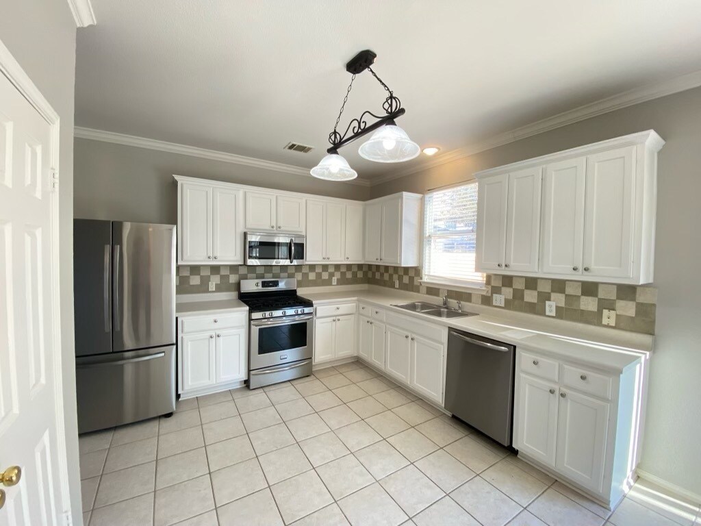 Building Photo - 2326 Clover Ridge Dr