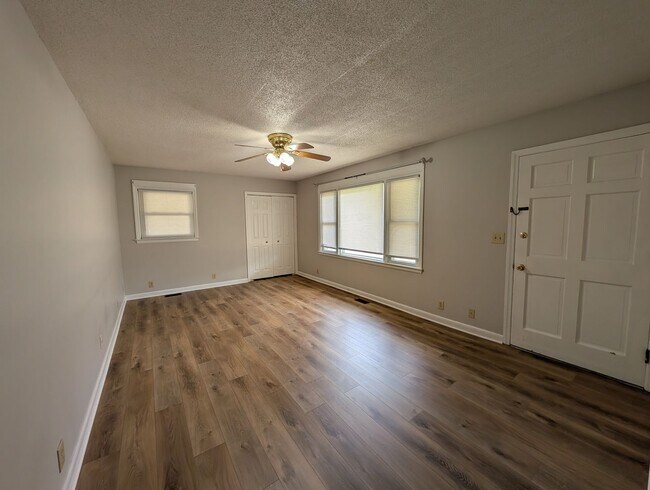 Building Photo - MOVE-IN READY!
