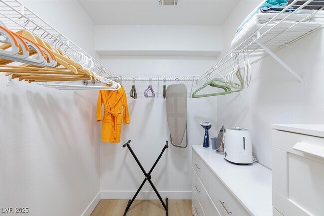 Building Photo - 9762 Silver Dusk Ct