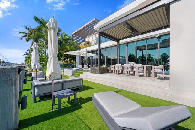 Building Photo - 3260 NE 165th St