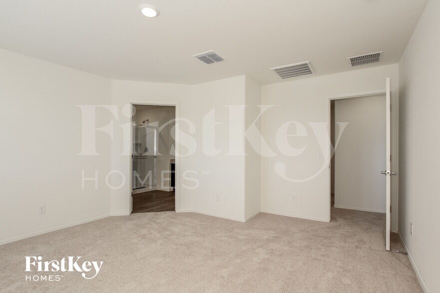 Building Photo - 8434 S 258th Dr