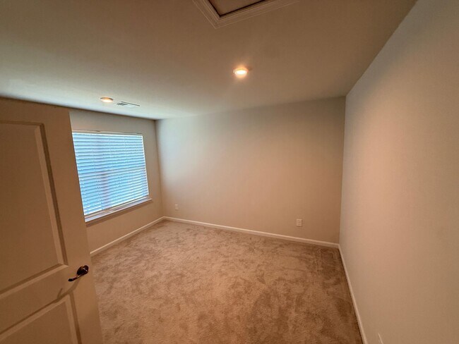 Building Photo - Like New home in Monroe
