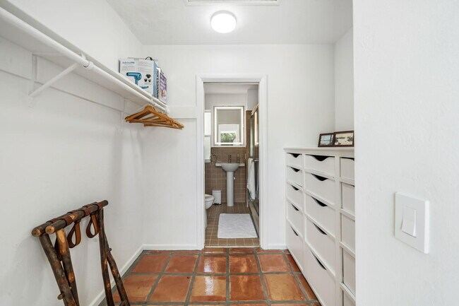 Building Photo - 49 River Dr