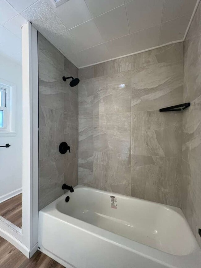 Building Photo - Updated 3-Bedroom Single-Family Home in th...