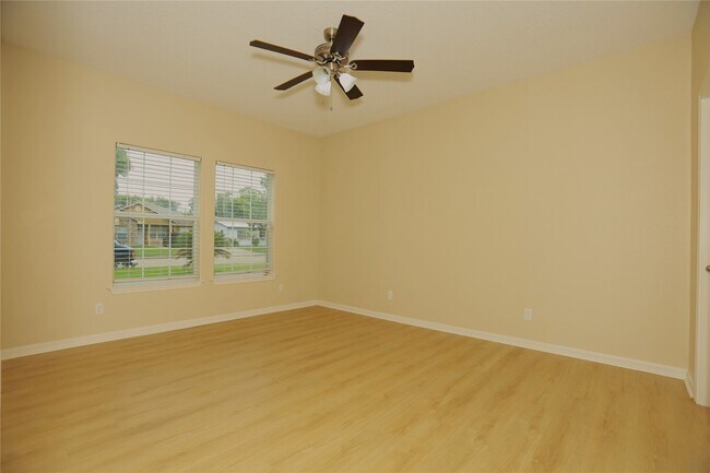 Building Photo - 1611 N Avenue R