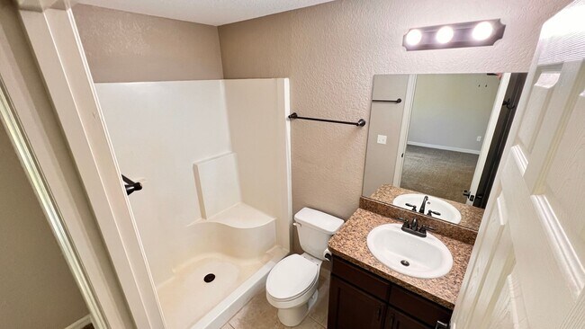 Building Photo - 3 BD/2BA Home in Beautiful Ocklawaha Ready for Move-In