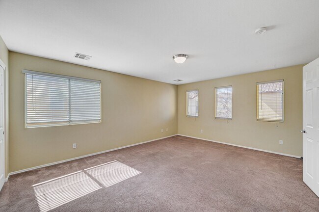 Building Photo - 4bd Home