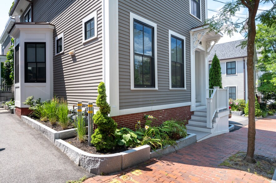 Building Photo - 52 Wilmot St