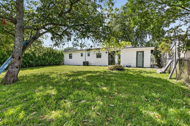Building Photo - 4329 SW 49th Ct