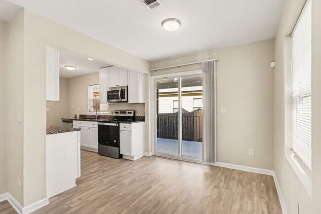 Building Photo - Newly Renovated 3BR/1BA SE Atlanta Gem!