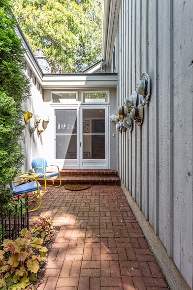 Tenant sitting area/doorway to studio - 109 Murray St