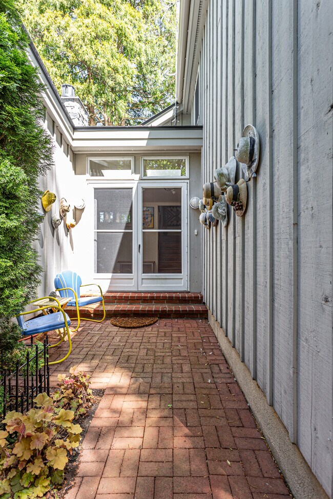 Tenant sitting area/doorway to studio - 109 Murray St