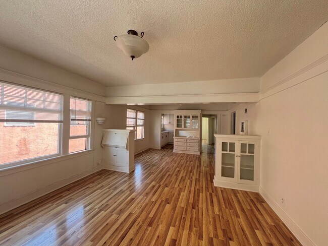 Building Photo - *Available Now! 1 Bedroom Apartment Walkin...