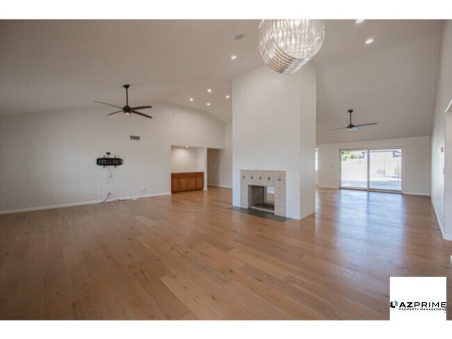 Building Photo - Elegant 3/2.5 Scottsdale Home - Vaulted Ce...