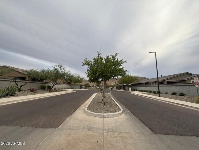 Building Photo - 1548 W Corral Rd