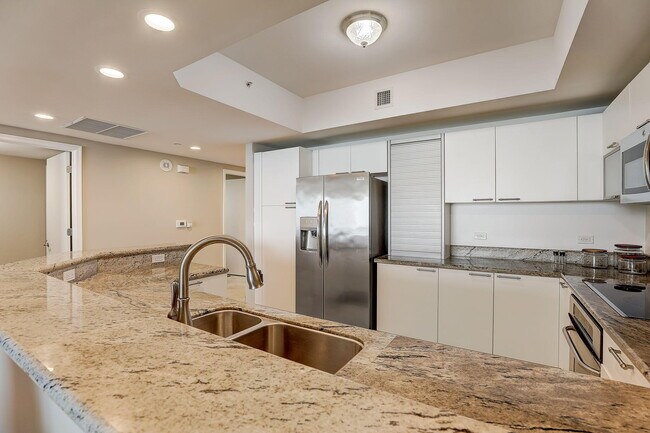 Building Photo - 2650 Lake Shore Dr