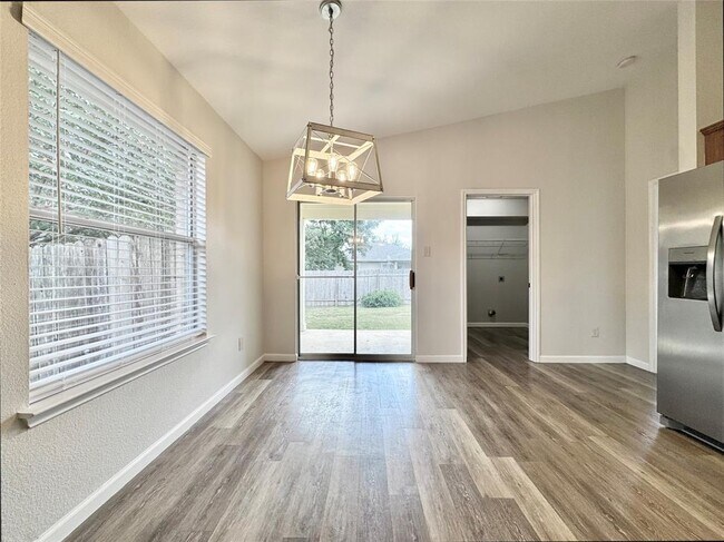 Building Photo - 916 Gentry Dr