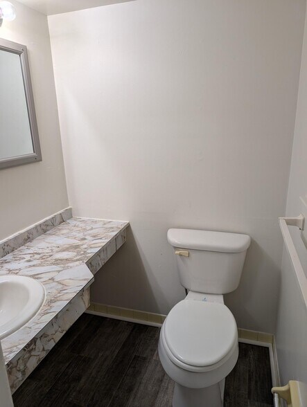 Building Photo - 1001 White Oak Rd