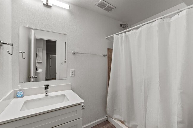 Building Photo - 911 W 22nd St