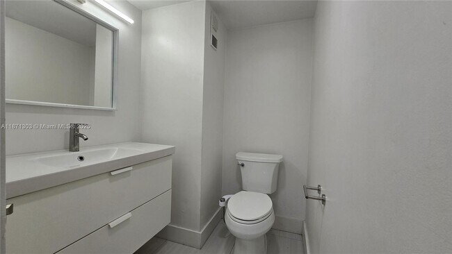 Building Photo - 1300 NE Miami Gardens Dr