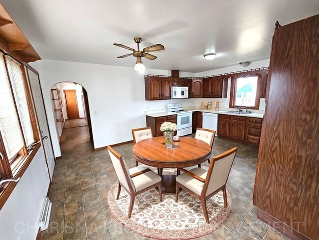 Building Photo - 3 Bedroom, 2 Bath House With All the Charm and Space You Need!