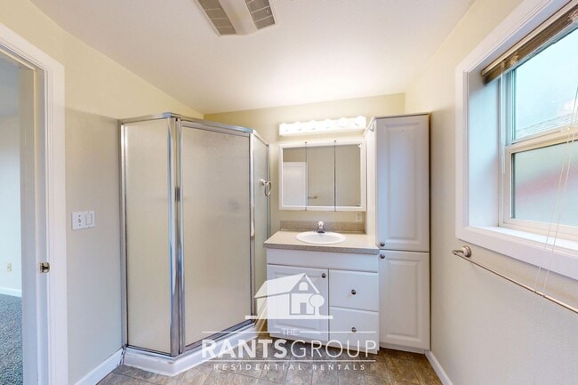 Building Photo - 3-Story Eastside Home with Views of the Bay!