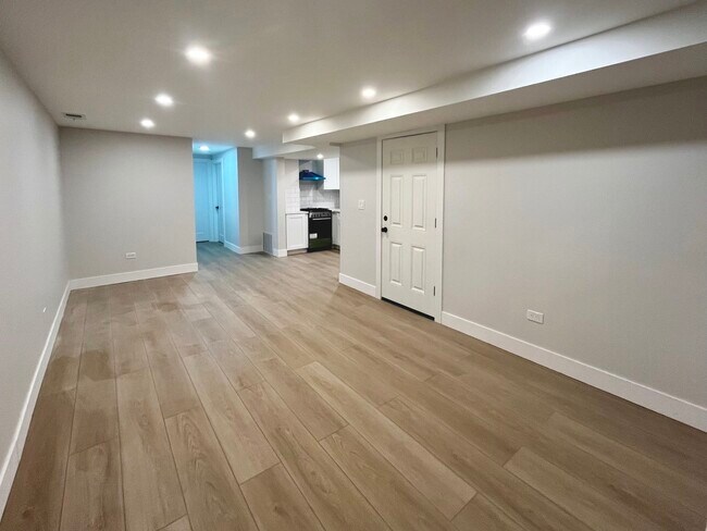 Building Photo - 1443 W Oakdale Ave