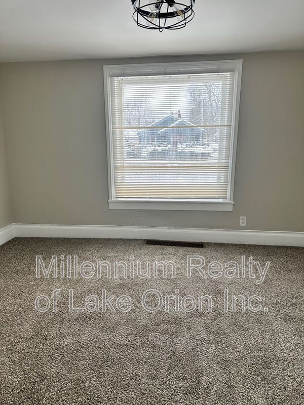 Building Photo - 734 W Oregon St