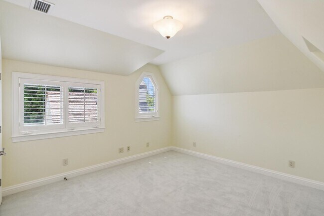 Building Photo - Beautiful, Old-World-style Home in the Heart of Central Menlo Park