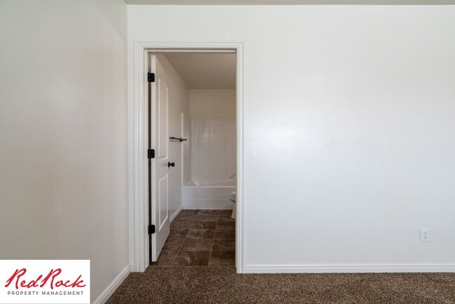 Building Photo - Conveniently located 3 Bedroom Townhome