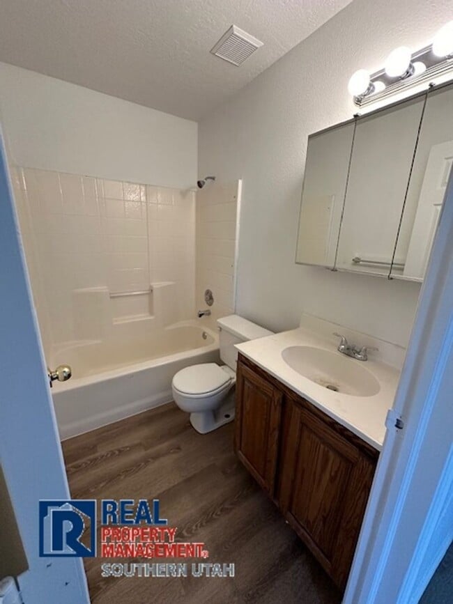 Building Photo - Three Bedroom Home in Washington