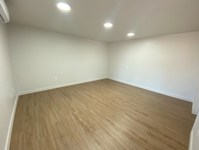 Building Photo - 404 E 5600 S